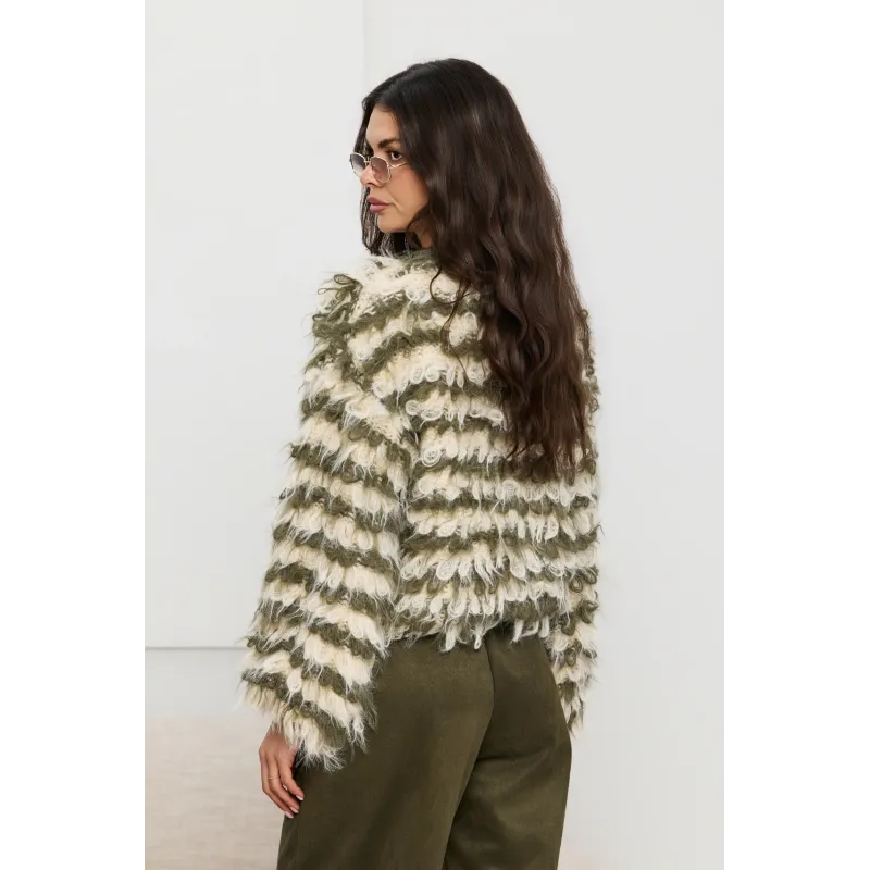 Puszysty sweter z frędzlami