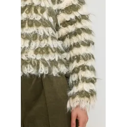 Puszysty sweter z frędzlami