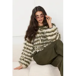 Puszysty sweter z frędzlami