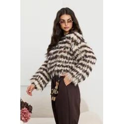 Puszysty sweter z frędzlami