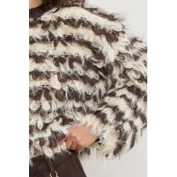 Puszysty sweter z frędzlami