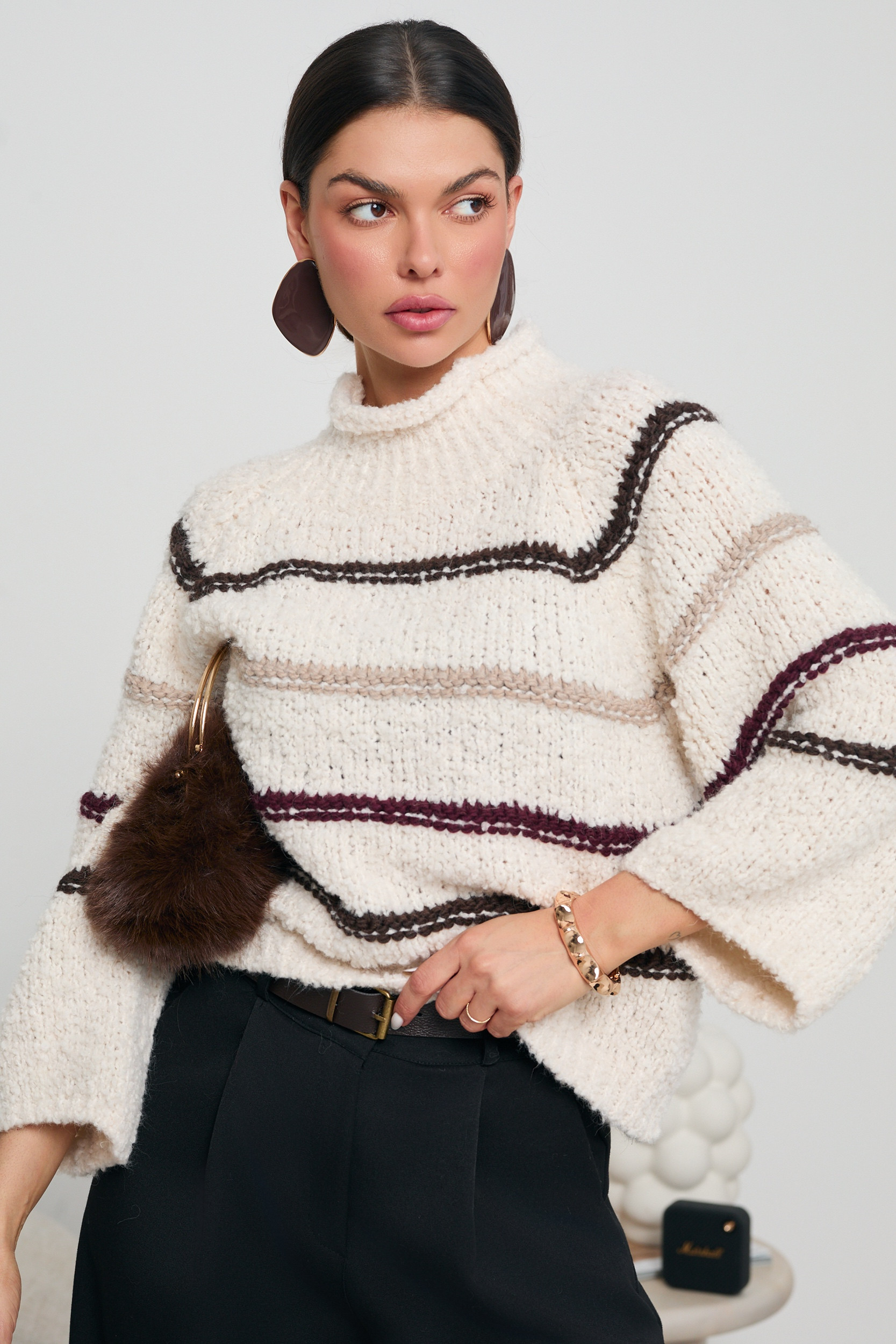 OVERSIZOWY GOLF Z KONTRASTOWYMI PASAMI