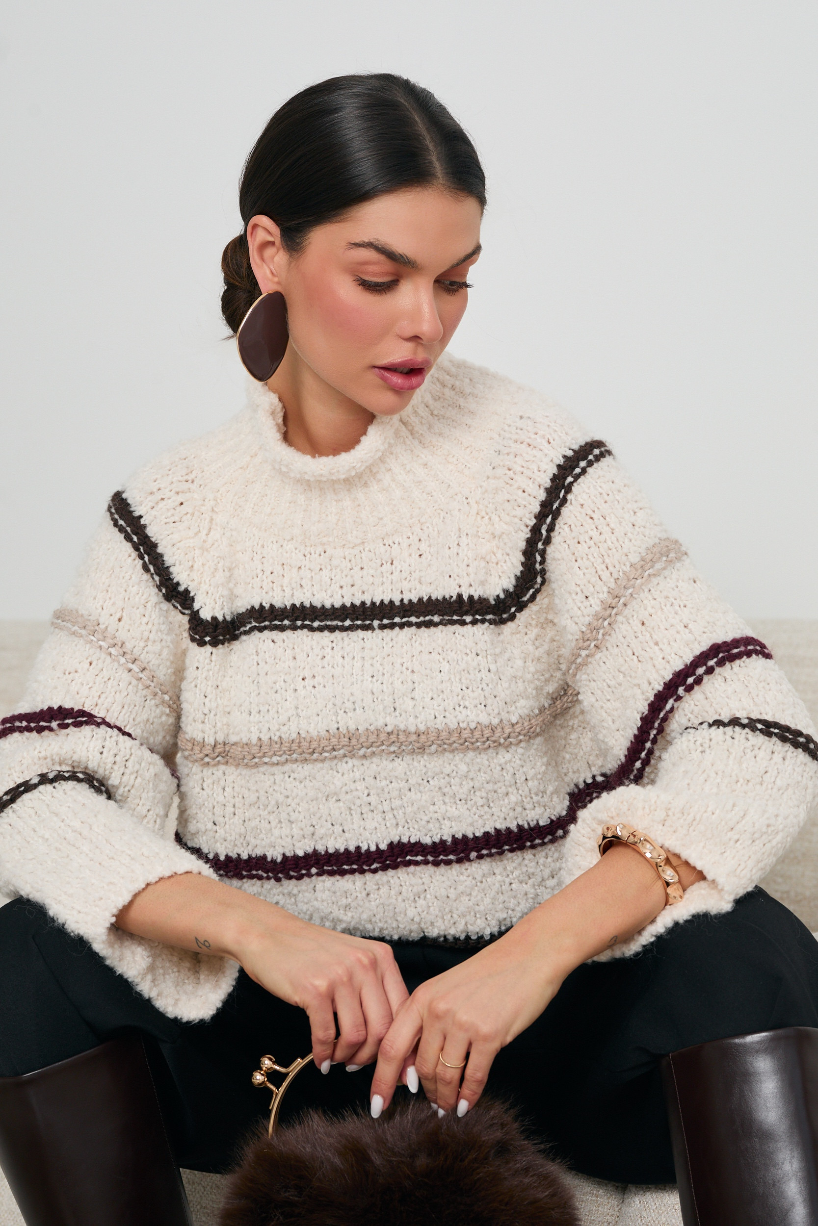 OVERSIZOWY GOLF Z KONTRASTOWYMI PASAMI