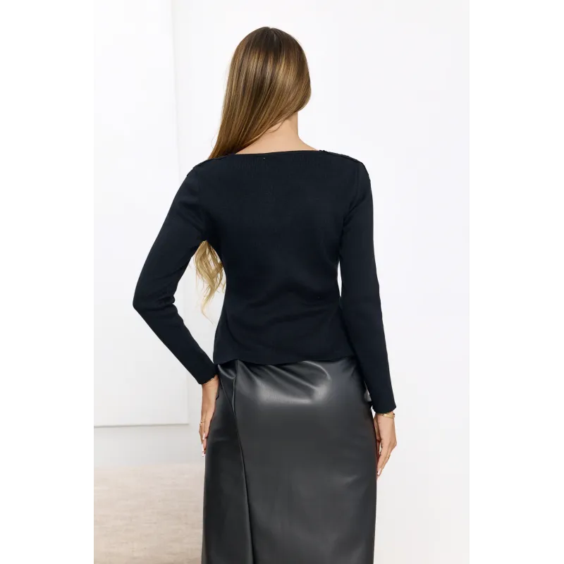 Sweter z koronkowym zdobieniem na dekolcie