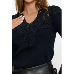 Sweter z koronkowym zdobieniem na dekolcie