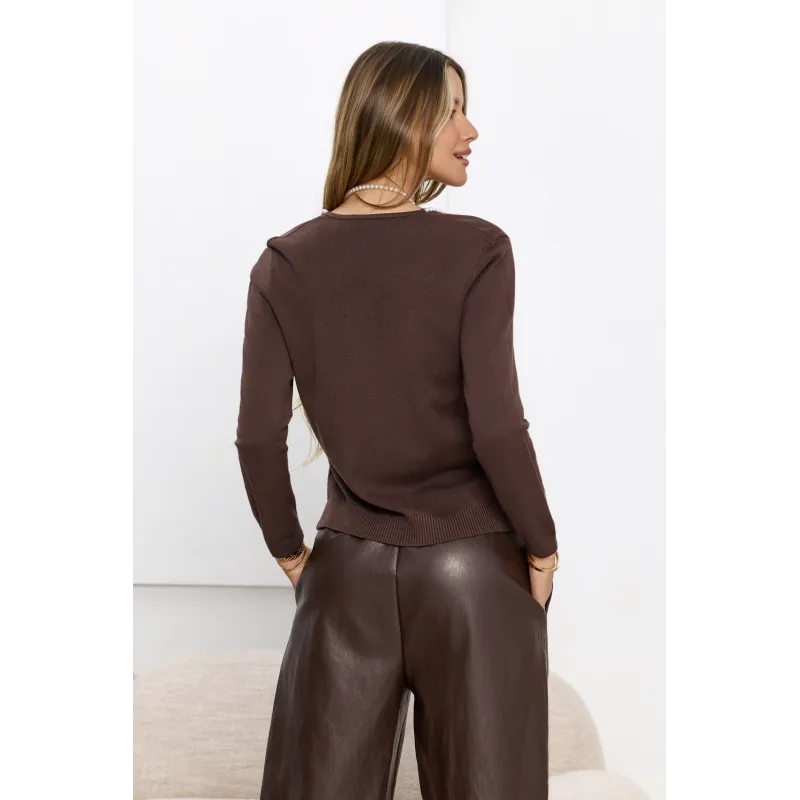 Sweter z dekoltem w serek z naszyjnikiem z perełkami