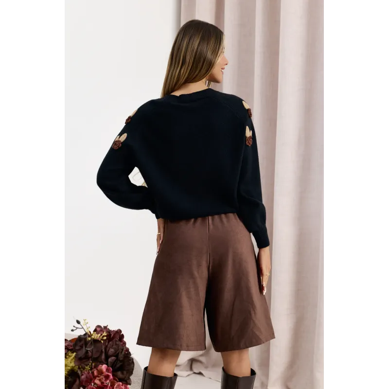 Sweter z trójwymiarowymi aplikacjami kwiatowymi