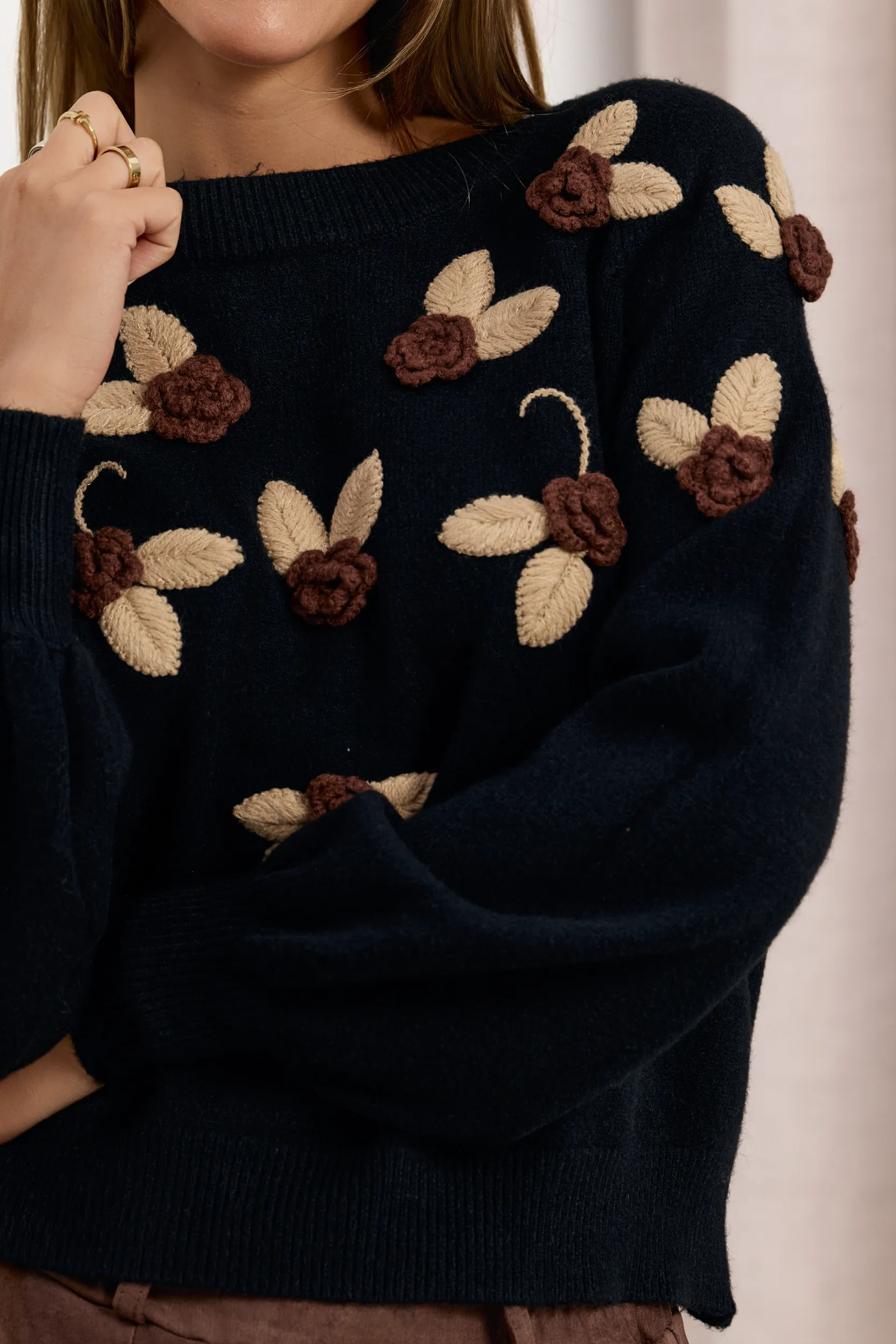 Sweter z trójwymiarowymi aplikacjami kwiatowymi