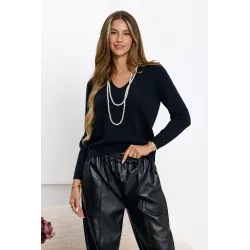Sweter z dekoltem w serek z naszyjnikiem z perełkami