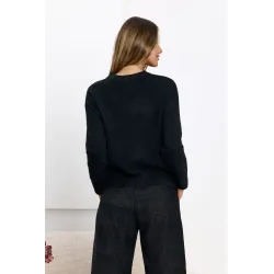 Sweter z dekoracyjnymi złotymi serduszkami