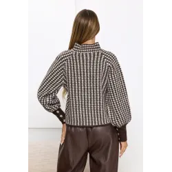Sweter w pepitkę z wiązaniem przy szyi