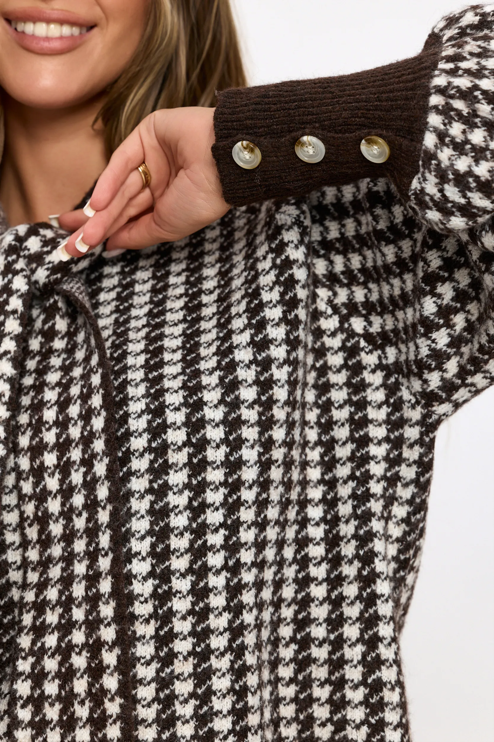 Sweter w pepitkę z wiązaniem przy szyi