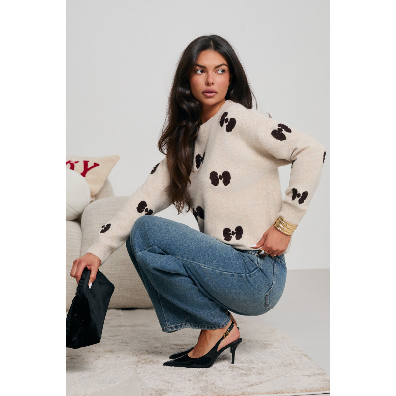 SWETER Z PLUSZOWYMI KOKARDKAMI