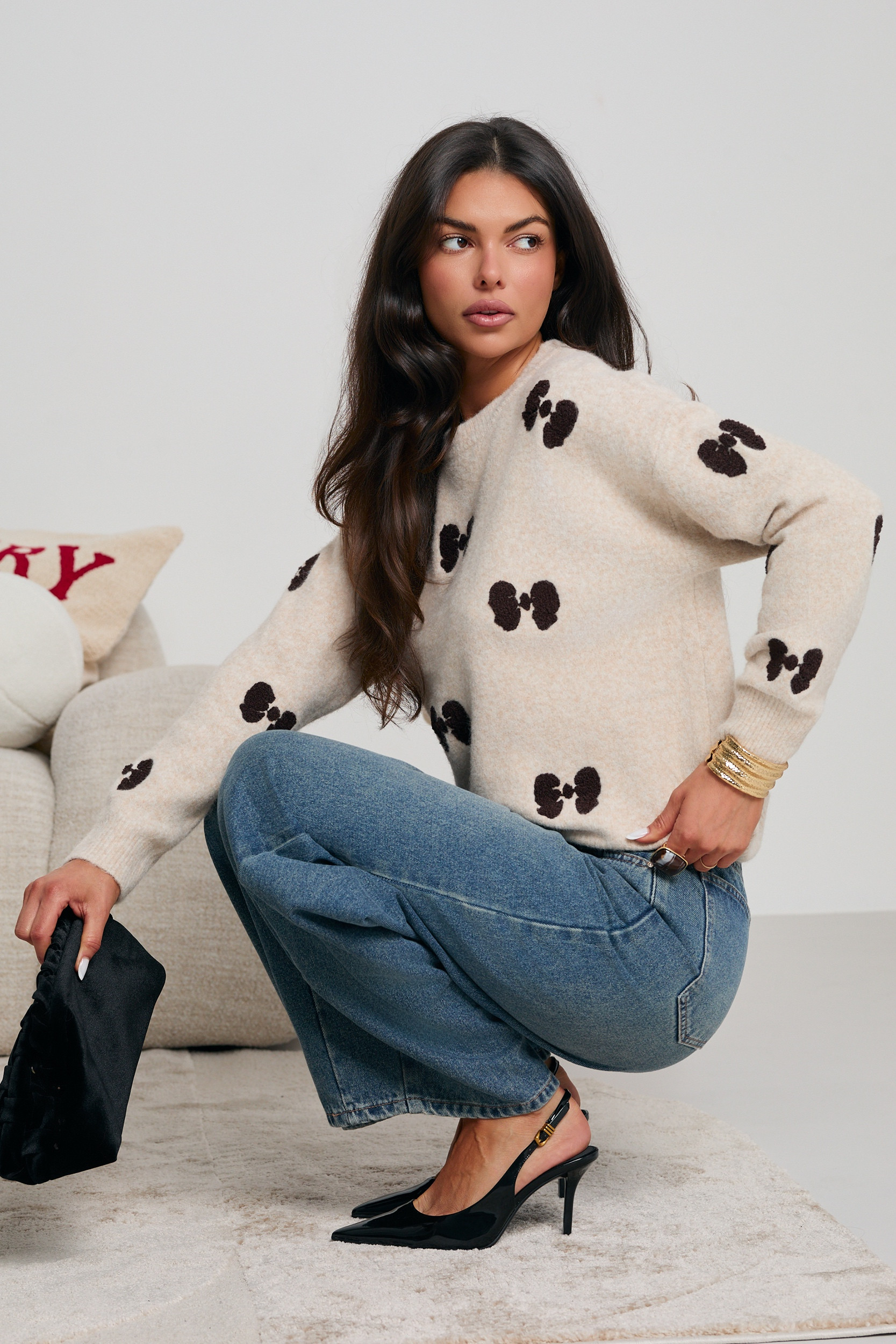 SWETER Z PLUSZOWYMI KOKARDKAMI