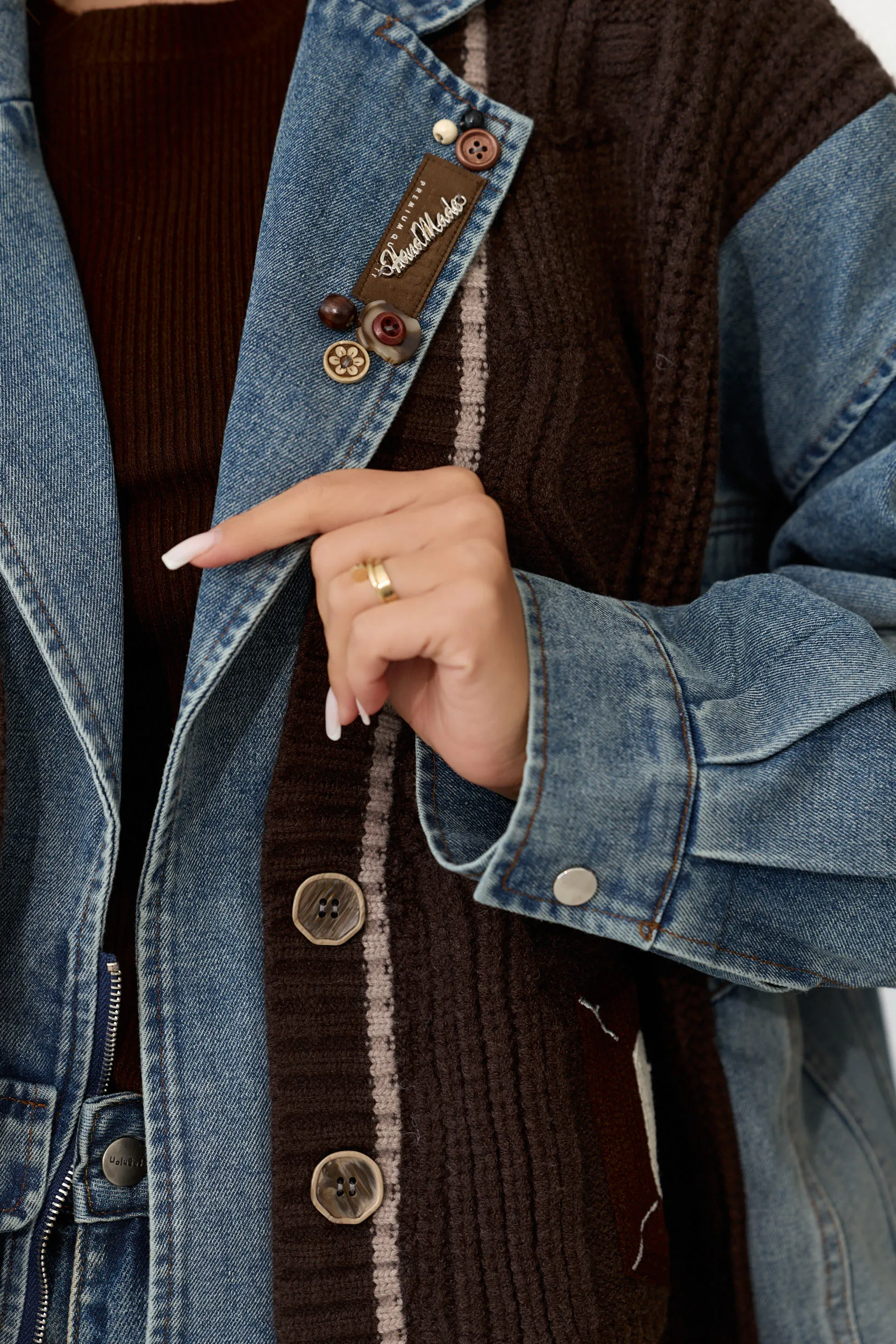 Dwuwarstwowa kurtka łącząca denim z dzianiną