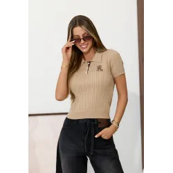 Sweter w warkoczowy splot z kołnierzykiem polo