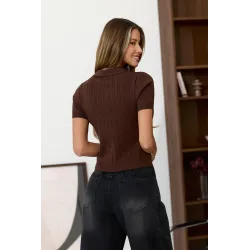Sweter w warkoczowy splot z kołnierzykiem polo