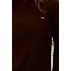 Sweter z tłoczonym wzorem w romby i golfem