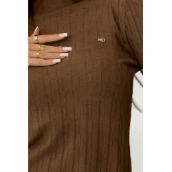 Sweter z tłoczonym wzorem w romby i golfem
