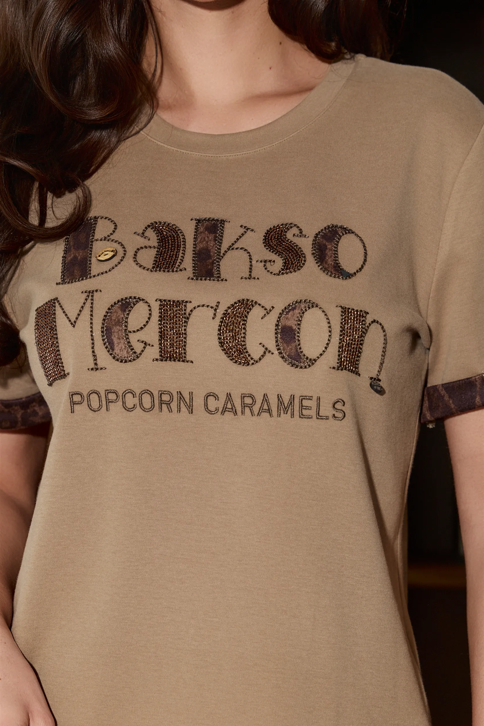 T-shirt z ozdobnym nadrukiem i wstawkami w panterkę