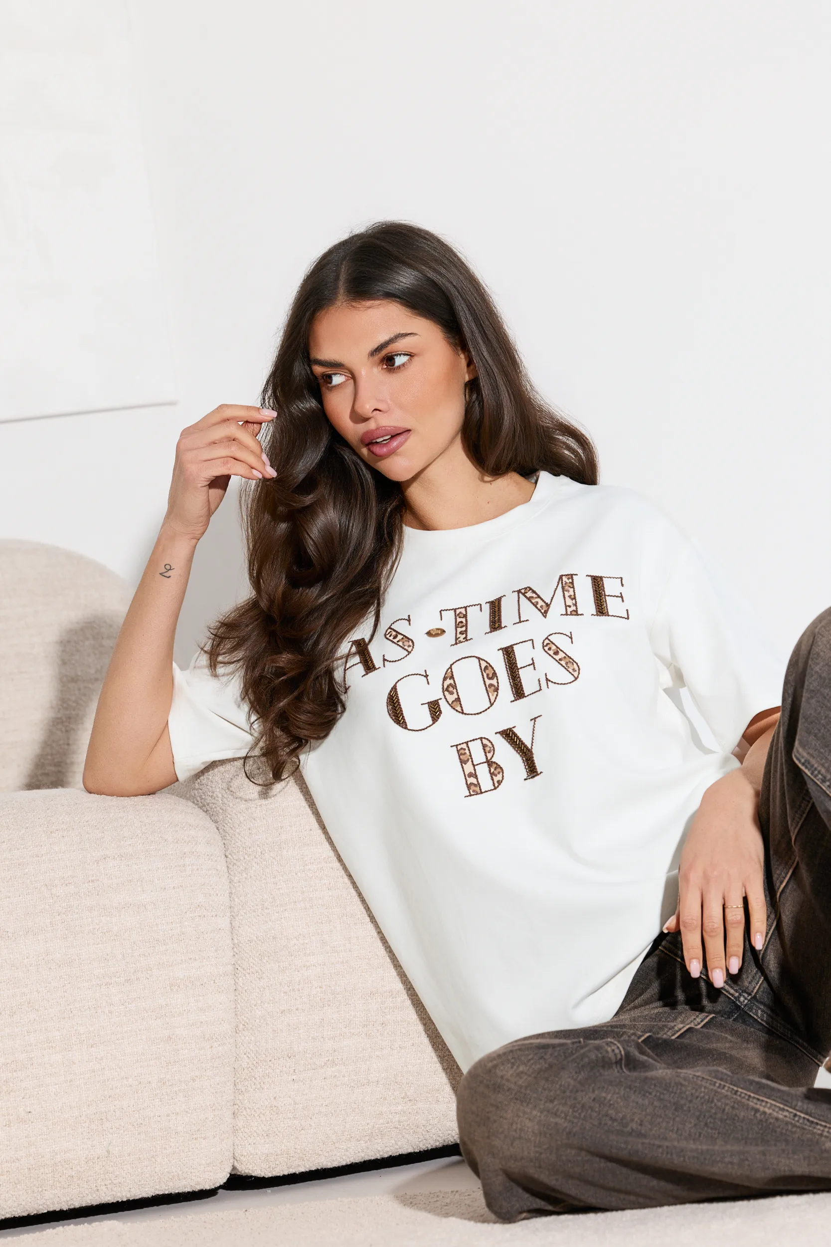 T-shirt z haftowanym napisem z motywem panterki