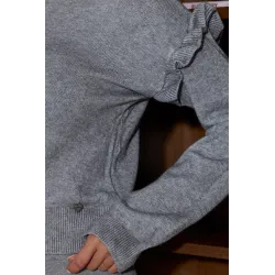 Dzianinowy sweter z falbankami na ramionach