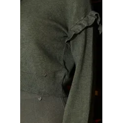 Dzianinowy sweter z falbankami na ramionach
