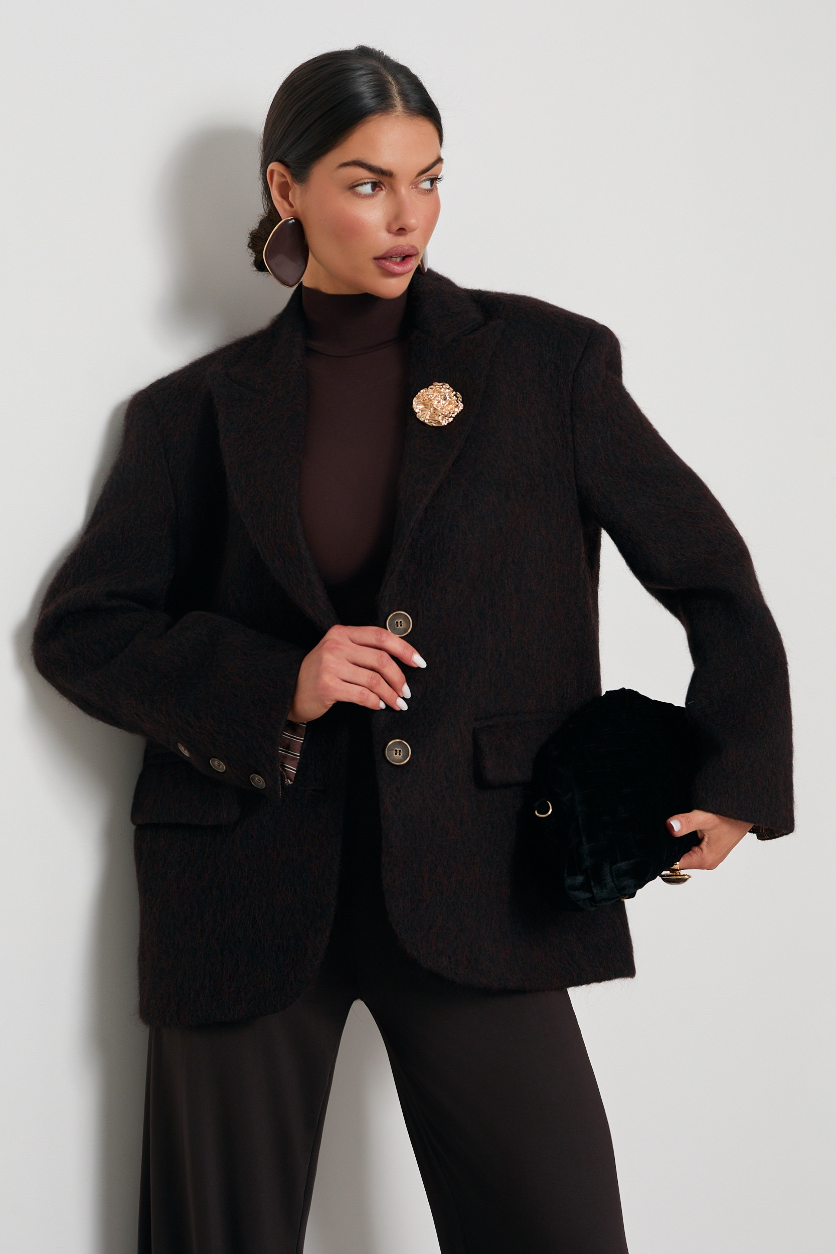 MARYNARKA ZE ZŁOTĄ BROSZKĄ