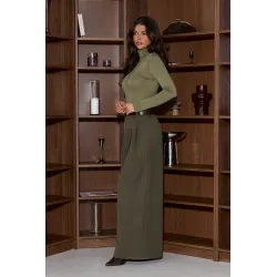 Eleganckie spodnie z subtelnymi zaszewkami i szerokimi nogawkami