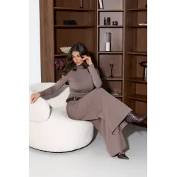 Eleganckie spodnie z subtelnymi zaszewkami i szerokimi nogawkami