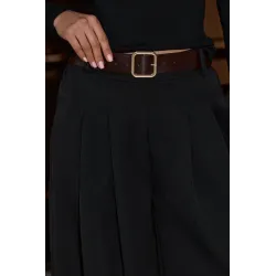 Eleganckie spodnie z subtelnymi zaszewkami i szerokimi nogawkami