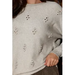 Sweter o swobodnym kroju z ażurowymi detalami