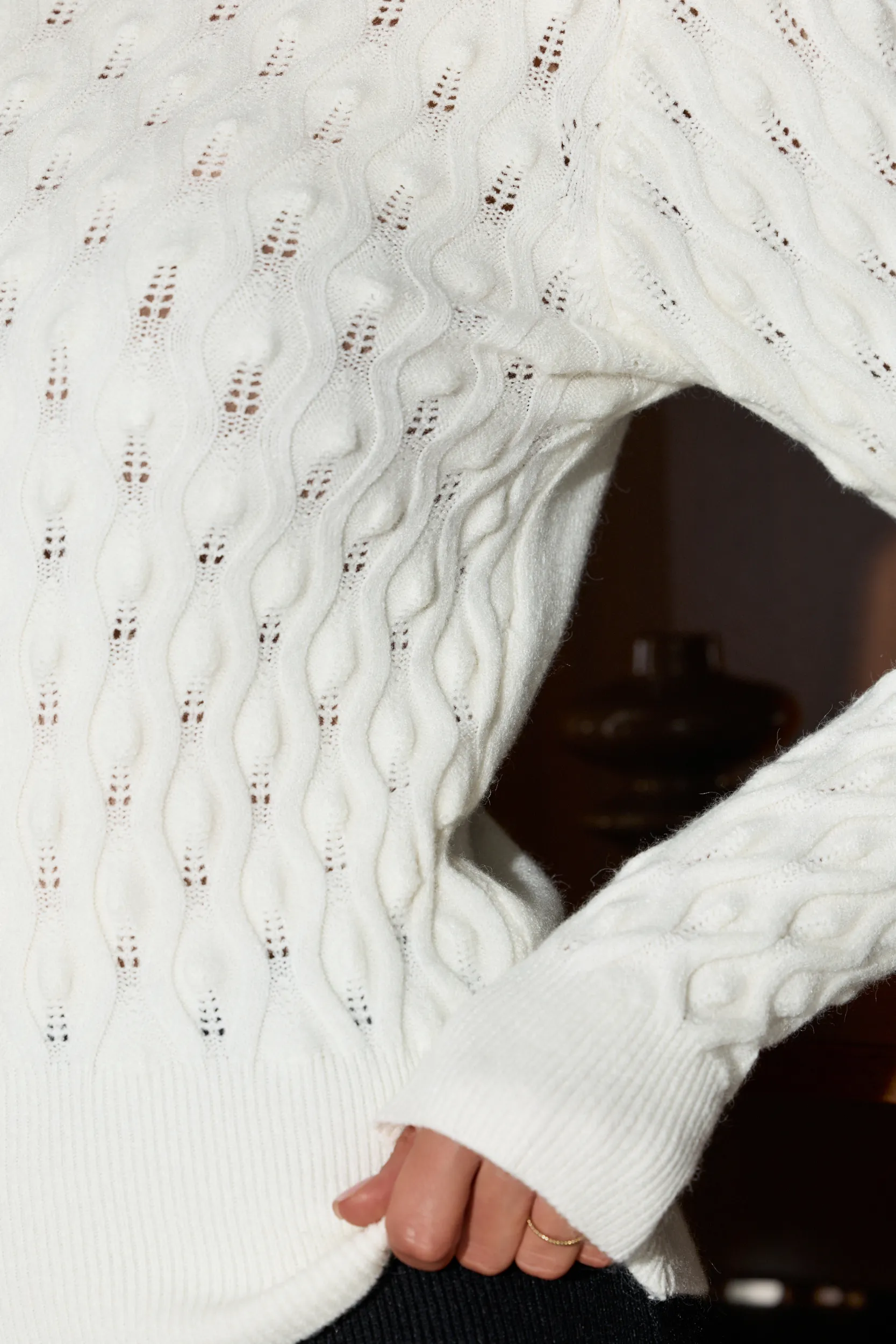 Dzianinowy sweter z golfem i ażurowym splotem