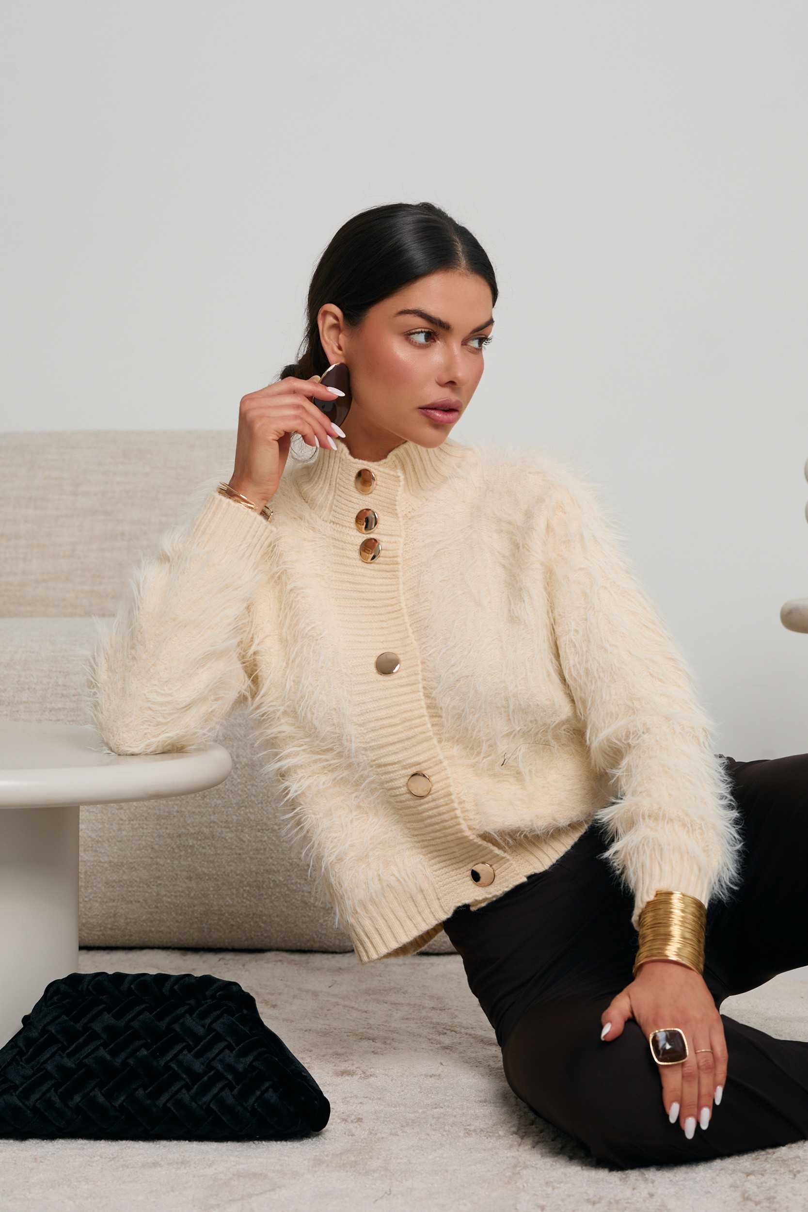 FUTRZANY KARDIGAN ZE ZŁOTYMI GUZIKAMI