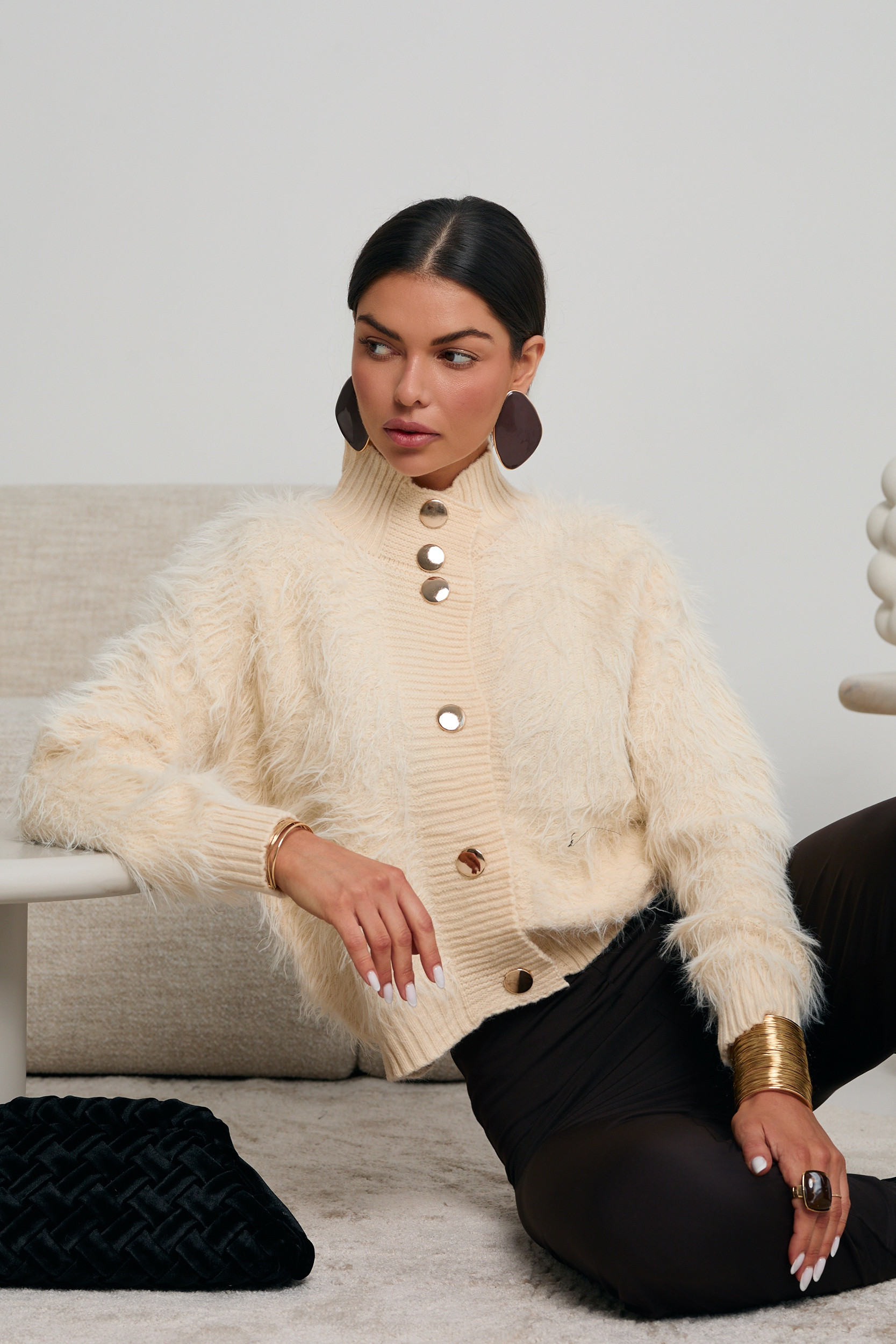 FUTRZANY KARDIGAN ZE ZŁOTYMI GUZIKAMI