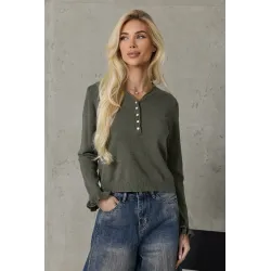 Wiskozowy sweter z ozdobnymi guzikami i falbankami na rękawach