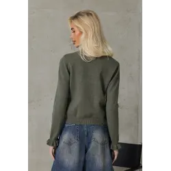 Wiskozowy sweter z ozdobnymi guzikami i falbankami na rękawach