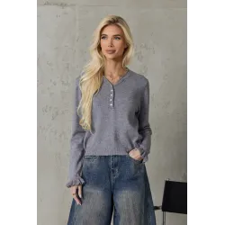 Wiskozowy sweter z ozdobnymi guzikami i falbankami na rękawach