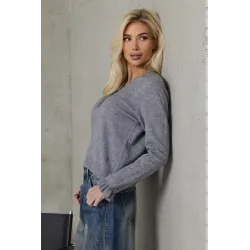 Wiskozowy sweter z ozdobnymi guzikami i falbankami na rękawach