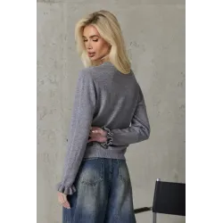 Wiskozowy sweter z ozdobnymi guzikami i falbankami na rękawach