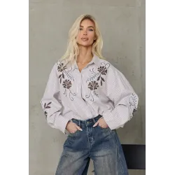 Koszula oversize w paski z haftem kwiatowym