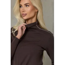 Dzianinowy sweter z golfem i przeszyciami w kontrastującym kolorze