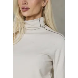 Dzianinowy sweter z golfem i przeszyciami w kontrastującym kolorze