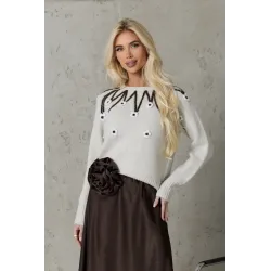 Sweter z trójwymiarowymi aplikacjami kwiatowymi