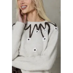 Sweter z trójwymiarowymi aplikacjami kwiatowymi