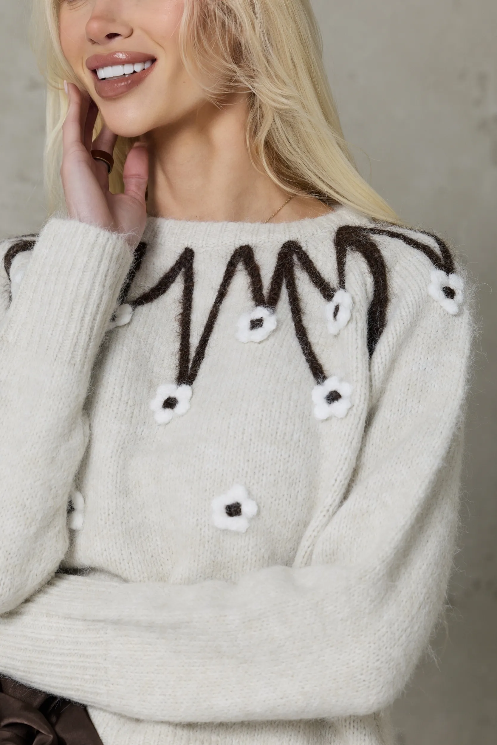 Sweter z trójwymiarowymi aplikacjami kwiatowymi