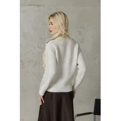 Sweter z trójwymiarowymi aplikacjami kwiatowymi