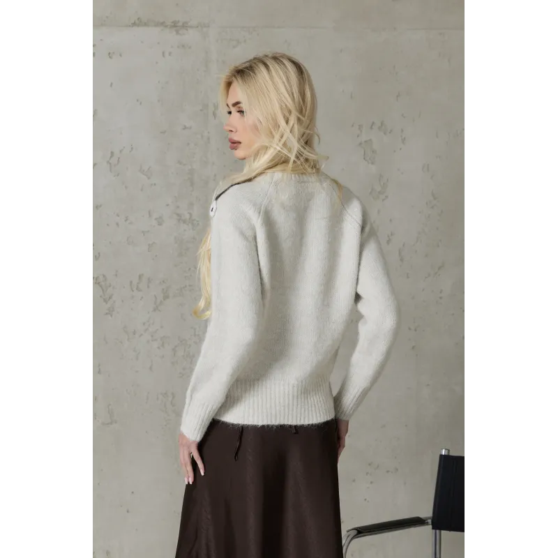 Sweter z trójwymiarowymi aplikacjami kwiatowymi