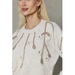 Sweter z trójwymiarowymi aplikacjami kwiatowymi