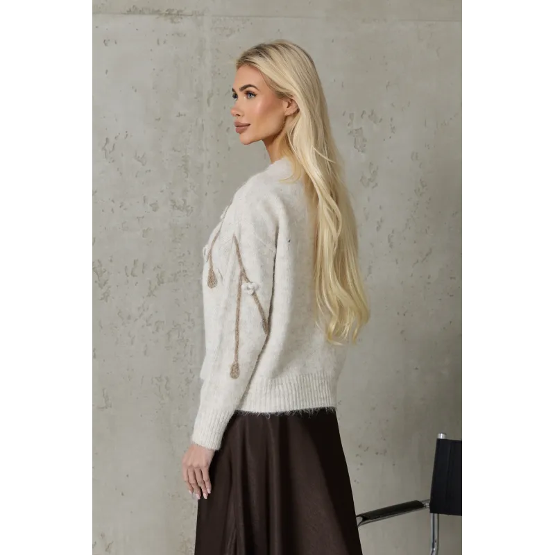 Sweter z trójwymiarowymi aplikacjami kwiatowymi